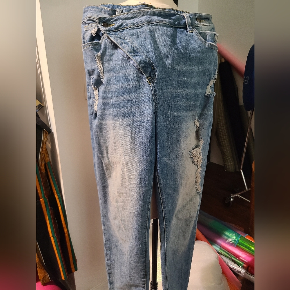 1XL Distressed Jeans w/ diagonal zipper